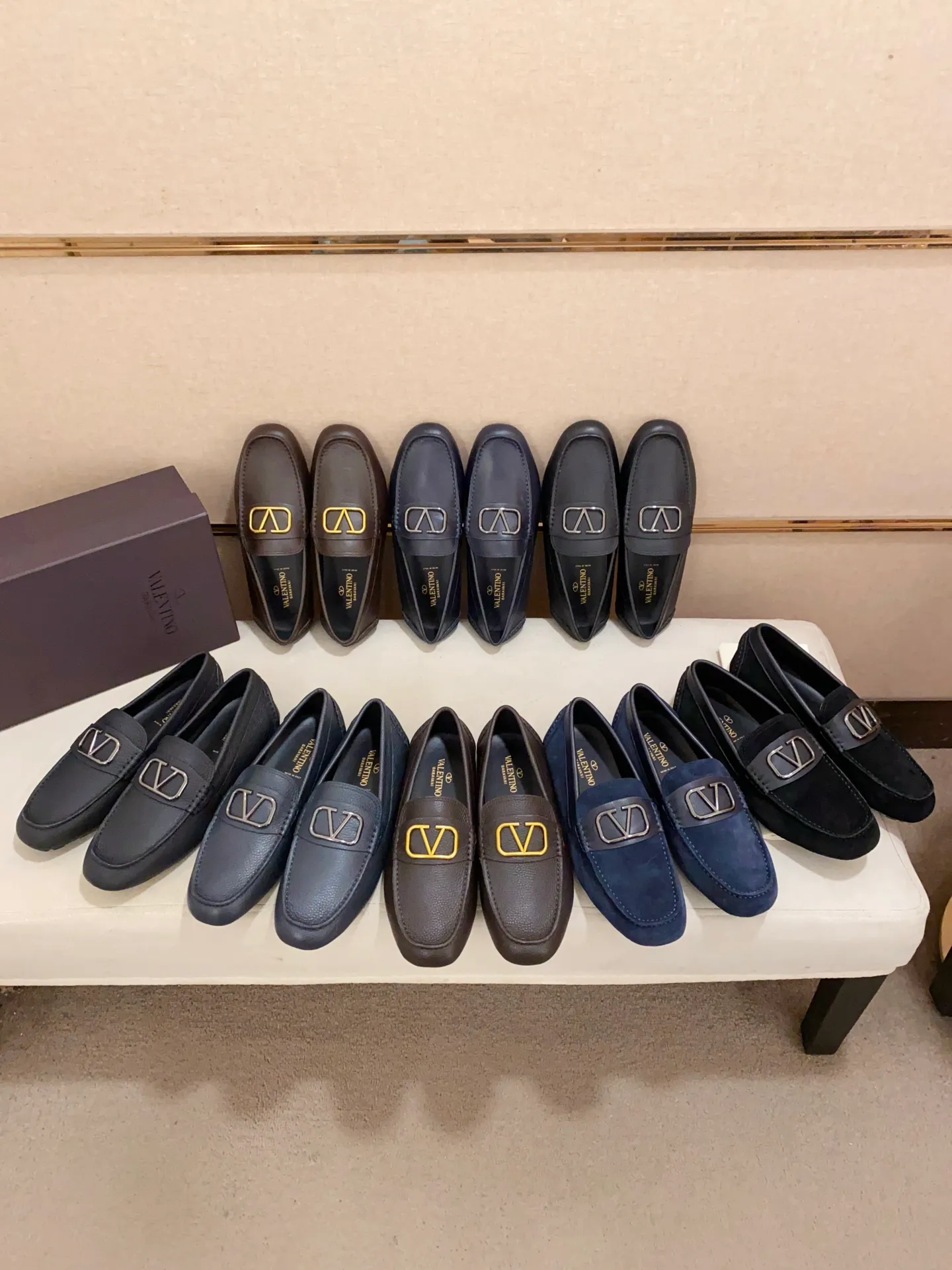 Men's shoes💰: 680💰VALENTINO, made of imported cowhide with imported water-dyed cowhide lining, iconic hardware and iconic wear-resistant outsole. 38-44. 45 VALENTINO packaging can be customized to enjoy the brand’s iconic product packaging